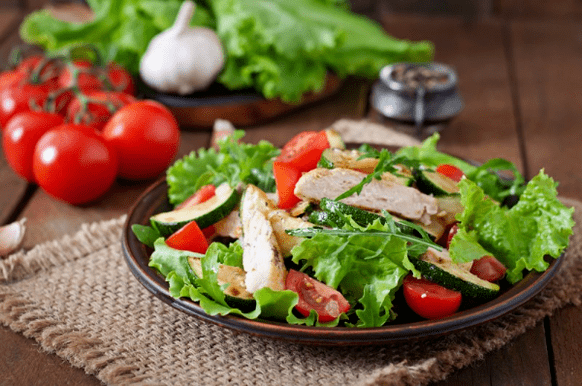 A csirkehússal és zöldségekkel készült saláta remek választás egy könnyű vacsorához edzés után. 