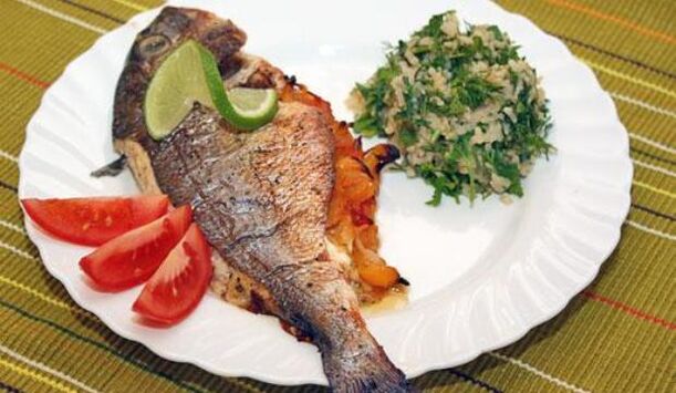Sovány hal salátával a köszvény diéta menüjében